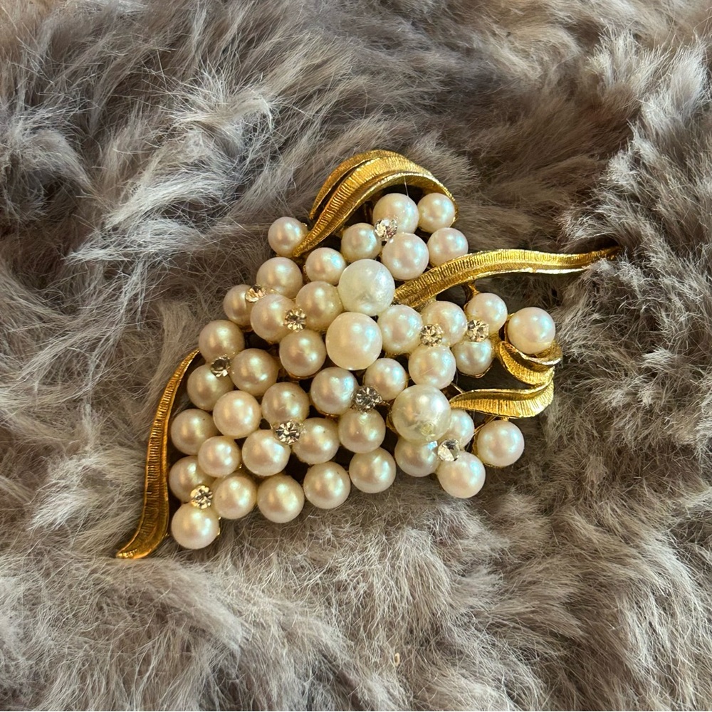Vintage faux pearl clear rhinestone accent brooch